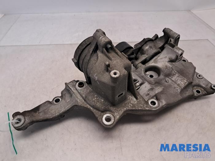 Gebruikte Dynamosteun boven Peugeot Expert (V1/VA/VB/VE/VF/VT/VY) 2.0 Blue HDi 120 16V Prijs € 60,50 Inclusief btw aangeboden door Maresia Parts