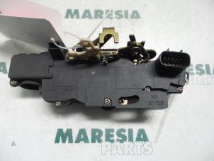 Gebruikte Deurslot Mechaniek 4Deurs rechts-voor Fiat Stilo (192A/B) 1.6 16V 5-Drs. Prijs € 30,00 Margeregeling aangeboden door Maresia Parts