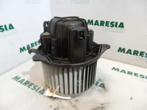 Gebruikte Chaufage Ventilatiemotor Fiat Stilo (192A/B) 1.6 16V 5-Drs. Prijs € 25,00 Margeregeling aangeboden door Maresia Parts