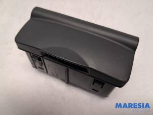 Gebruikte AUX/USB aansluiting Renault Megane III CC (EZ) 1.4 16V TCe 130 Prijs € 25,00 Margeregeling aangeboden door Maresia Parts