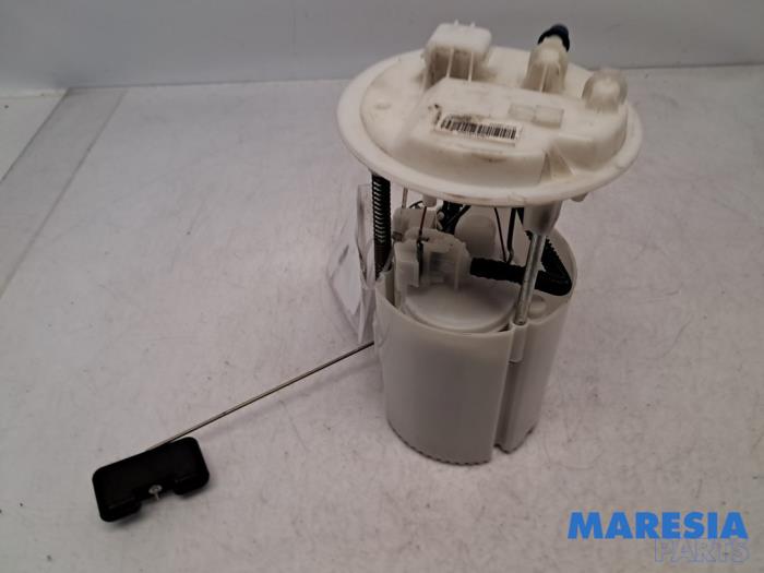 Gebruikte Tank element Pomp Renault Megane III CC (EZ) 1.4 16V TCe 130 Prijs € 75,00 Margeregeling aangeboden door Maresia Parts