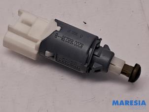 Gebruikte Remlicht Schakelaar Renault Twingo II (CN) 1.2 16V Prijs € 12,00 Margeregeling aangeboden door Maresia Parts
