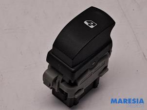 Gebruikte Ruit schakelaar elektrisch Renault Twingo II (CN) 1.2 16V Prijs € 15,00 Margeregeling aangeboden door Maresia Parts