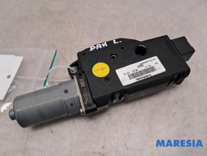 Gebruikte Schuifdak Motor Alfa Romeo Giulia (952) 2.0 T 16V Veloce Prijs € 210,00 Margeregeling aangeboden door Maresia Parts