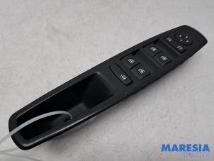 Gebruikte Combischakelaar ramen Renault Grand Scénic III (JZ) 1.6 16V Prijs € 30,00 Margeregeling aangeboden door Maresia Parts