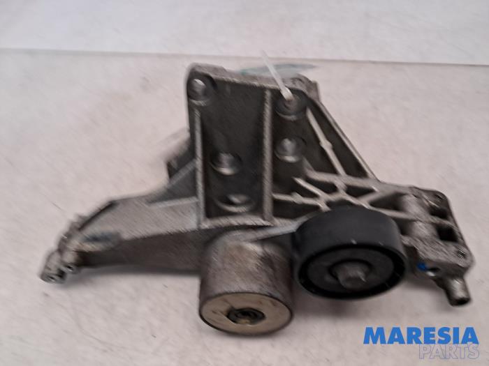 Gebruikte Dynamosteun boven Fiat 500 (312) 1.4 16V Prijs € 49,95 Margeregeling aangeboden door Maresia Parts