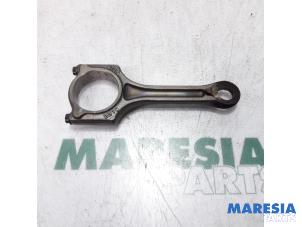 Gebruikte Drijfstang Peugeot 308 SW (4E/H) 1.6 VTI 16V Prijs € 50,00 Margeregeling aangeboden door Maresia Parts