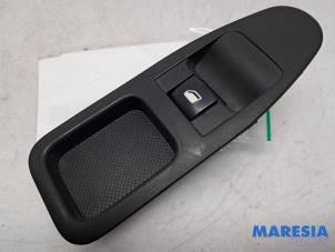 Gebruikte Schakelaar Elektrisch Raam Citroen Jumpy (G9) 1.6 HDI 16V Prijs € 48,40 Inclusief btw aangeboden door Maresia Parts