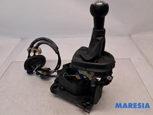 Gebruikte Versnellingspook Peugeot 308 (4A/C) 1.6 VTI 16V Prijs € 50,00 Margeregeling aangeboden door Maresia Parts