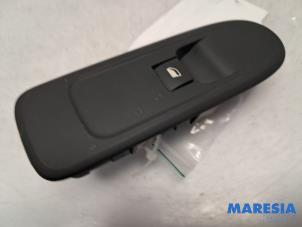 Gebruikte Ruit schakelaar elektrisch Peugeot 308 (4A/C) 1.6 VTI 16V Prijs € 15,00 Margeregeling aangeboden door Maresia Parts
