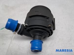 Gebruikte Extra waterpomp Renault Grand Scénic III (JZ) 1.4 16V TCe 130 Prijs € 25,00 Margeregeling aangeboden door Maresia Parts
