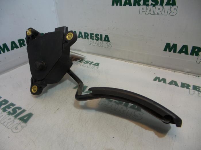 Gebruikte Sensor Gaspedaalpositie Renault Grand Scénic II (JM) 2.0 16V Prijs € 29,95 Margeregeling aangeboden door Maresia Parts