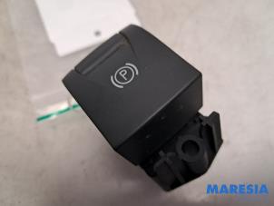 Gebruikte Schakelaar handrem Renault Megane III Grandtour (KZ) 1.2 16V TCE 115 Prijs € 14,99 Margeregeling aangeboden door Maresia Parts