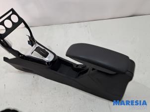 Gebruikte Armleuning Citroen DS3 Cabrio (SB) 1.6 16V VTS THP Prijs € 70,00 Margeregeling aangeboden door Maresia Parts