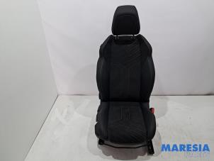 Gebruikte Stoel rechts Peugeot 208 II (UB/UH/UP) 1.2 Hybrid 136 Prijs € 259,00 Margeregeling aangeboden door Maresia Parts