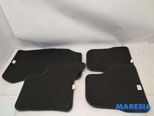 Gebruikte Matten Set Peugeot 208 II (UB/UH/UP) 1.2 Hybrid 136 Prijs op aanvraag aangeboden door Maresia Parts