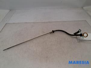 Gebruikte Peilstok Olie Fiat Palio Weekend (178D) 1.6 16V Prijs € 52,50 Margeregeling aangeboden door Maresia Parts