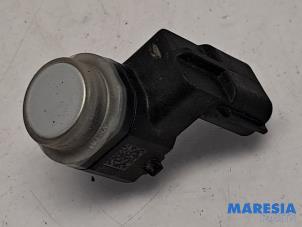 Gebruikte PDC Sensor Renault Trafic (1FL/2FL/3FL/4FL) 2.0 dCi 16V 120 Prijs € 23,60 Inclusief btw aangeboden door Maresia Parts