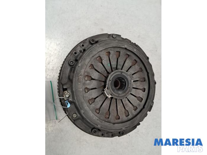 Gebruikte Vliegwiel dubbele massa Alfa Romeo GT (937) 1.9 JTD 16V Multijet Prijs € 145,00 Margeregeling aangeboden door Maresia Parts