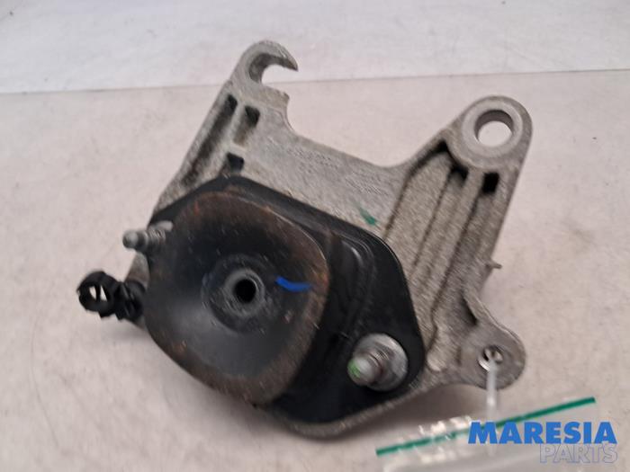 Gebruikte Versnellingsbak Steun Renault Trafic (1FL/2FL/3FL/4FL) 2.0 dCi 16V 120 Prijs € 47,19 Inclusief btw aangeboden door Maresia Parts