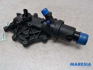 Gebruikte Thermostaathuis Renault Kangoo/Grand Kangoo (KW) 1.6 16V Hi-Flex Prijs € 50,00 Margeregeling aangeboden door Maresia Parts