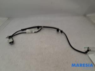 Gebruikte Accu sensor Renault Clio IV (5R) 0.9 Energy TCE 90 12V Prijs € 55,00 Margeregeling aangeboden door Maresia Parts