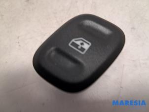 Gebruikte Elektrisch Raam Schakelaar Fiat Panda/Pandina (312) 0.9 TwinAir 60 Prijs € 10,00 Margeregeling aangeboden door Maresia Parts