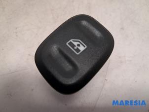 Gebruikte Schakelaar Elektrisch Raam Fiat Panda/Pandina (312) 0.9 TwinAir 60 Prijs € 10,00 Margeregeling aangeboden door Maresia Parts