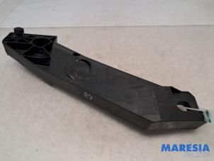 Gebruikte Frontdeel steun Opel Vivaro 1.6 CDTi BiTurbo 125 Prijs € 30,25 Inclusief btw aangeboden door Maresia Parts