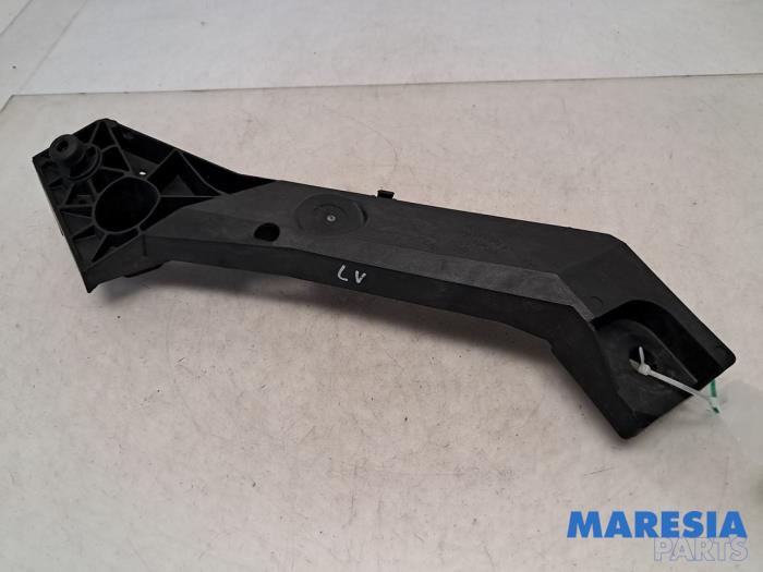 Frontdeel steun van een Opel Vivaro 1.6 CDTi BiTurbo 125 2017