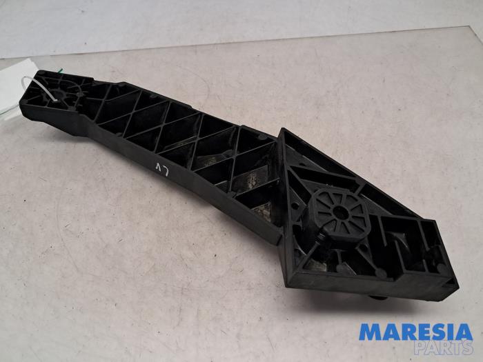 Frontdeel steun van een Opel Vivaro 1.6 CDTi BiTurbo 125 2017