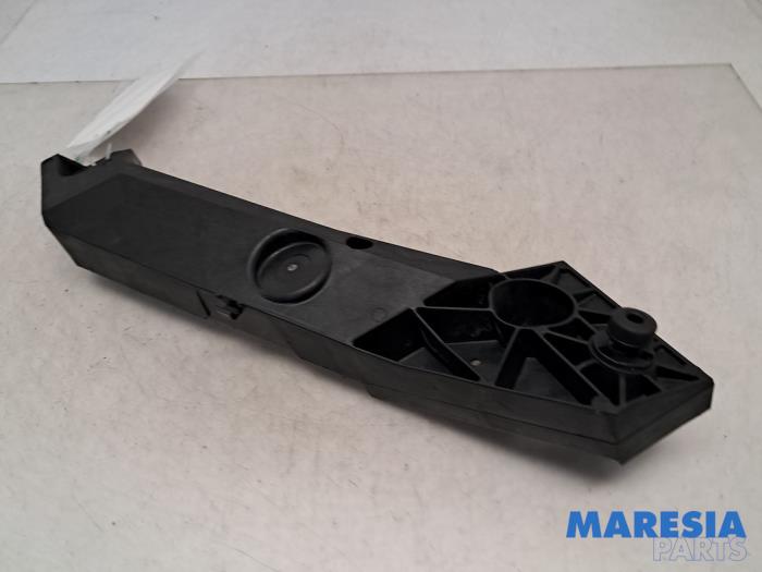 Frontdeel steun van een Opel Vivaro 1.6 CDTi BiTurbo 125 2017