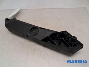 Gebruikte Frontdeel steun Opel Vivaro 1.6 CDTi BiTurbo 125 Prijs € 30,25 Inclusief btw aangeboden door Maresia Parts