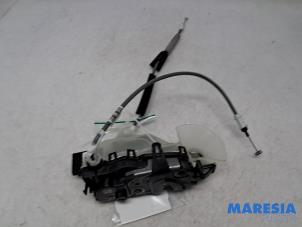 Gebruikte Slotmechaniek Portier 4Deurs links-voor Peugeot 208 II (UB/UH/UP) 1.2 Hybrid 136 Prijs € 40,00 Margeregeling aangeboden door Maresia Parts