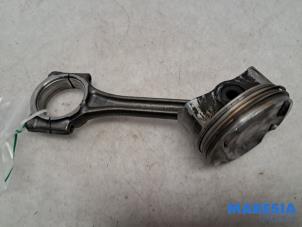 Gebruikte Drijfstang Peugeot 208 I (CA/CC/CK/CL) 1.2 Vti 12V PureTech 82 Prijs € 99,99 Margeregeling aangeboden door Maresia Parts