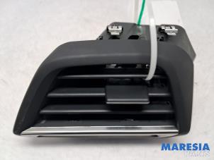 Gebruikte Luchtrooster Dashboard Peugeot 208 II (UB/UH/UP) 1.2 Hybrid 136 Prijs € 25,00 Margeregeling aangeboden door Maresia Parts