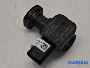 Gebruikte Remassistent sensor Peugeot 208 II (UB/UH/UP) 1.2 Hybrid 136 Prijs € 37,50 Margeregeling aangeboden door Maresia Parts