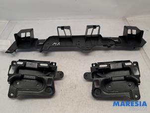 Gebruikte Bumpersteun midden-achter Peugeot 208 II (UB/UH/UP) 1.2 Hybrid 136 Prijs € 49,99 Margeregeling aangeboden door Maresia Parts