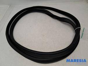 Gebruikte Achterkleprubber Peugeot 208 II (UB/UH/UP) 1.2 Hybrid 136 Prijs € 34,95 Margeregeling aangeboden door Maresia Parts