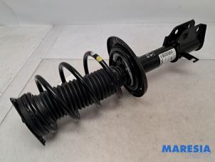 Gebruikte Mac Phersonpoot rechts-voor Peugeot 208 II (UB/UH/UP) 1.2 Hybrid 136 Prijs € 105,00 Margeregeling aangeboden door Maresia Parts