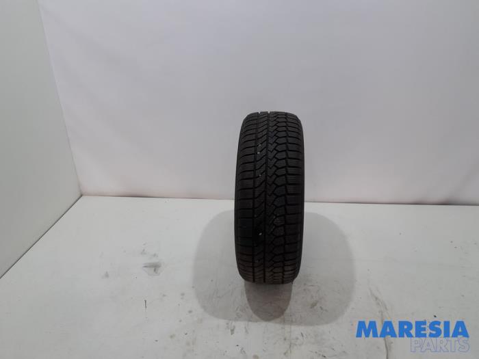 Winterband van een Peugeot 308 SW (L4/L9/LC/LJ/LR) 1.6 BlueHDi 120 2015