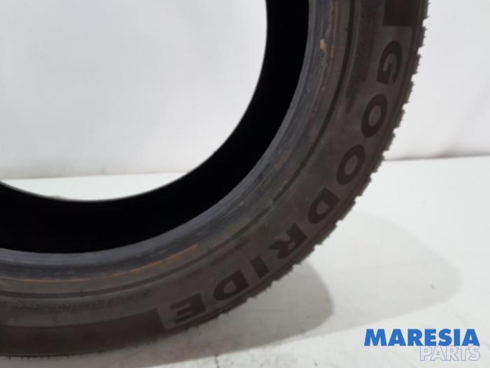 Winterband van een Peugeot 308 SW (L4/L9/LC/LJ/LR) 1.6 BlueHDi 120 2015