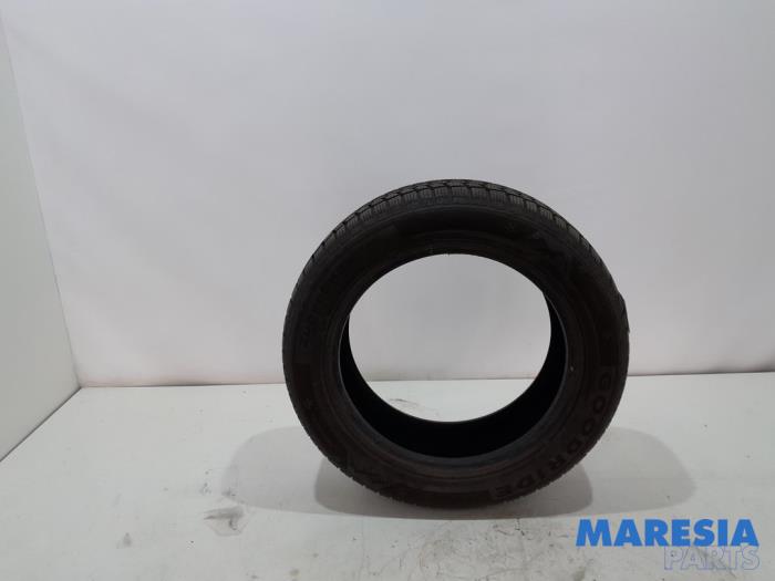 Winterband van een Peugeot 308 SW (L4/L9/LC/LJ/LR) 1.6 BlueHDi 120 2015