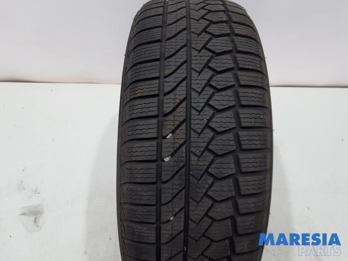 Winterband van een Peugeot 308 SW (L4/L9/LC/LJ/LR) 1.6 BlueHDi 120 2015