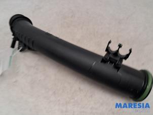 Gebruikte Intercooler Buis Peugeot 208 II (UB/UH/UP) 1.2 Hybrid 136 Prijs € 34,99 Margeregeling aangeboden door Maresia Parts