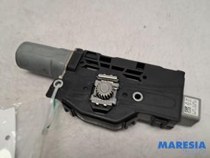 Gebruikte Schuifdak Motor Alfa Romeo Giulia (952) 2.0 T 16V Prijs € 210,00 Margeregeling aangeboden door Maresia Parts
