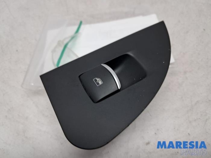 Gebruikte Ruit schakelaar elektrisch Alfa Romeo Giulia (952) 2.0 T 16V Prijs € 24,95 Margeregeling aangeboden door Maresia Parts