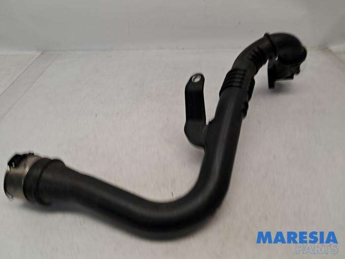 Intercooler Slang van een Renault Scénic IV (RFAJ) 1.3 TCE 140 16V 2018