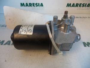 Gebruikte Ruitenwissermotor voor Fiat Stilo MW (192C) 1.6 16V Prijs € 25,00 Margeregeling aangeboden door Maresia Parts