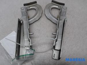 Gebruikte Motorkap Scharnier Toyota ProAce (MDX) 2.0 D4-D Prijs € 24,19 Inclusief btw aangeboden door Maresia Parts